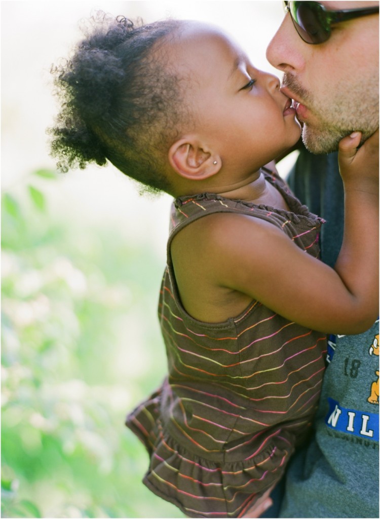 Father kiss. Поцелуй папу. Папа целует в губы. Поцелуй папы и Дочки. Поцелуй папы и Дочки с языком.